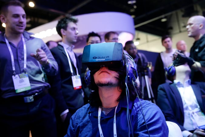 Gamers testen de Oculus Rift op de technologiebeurs CES.
