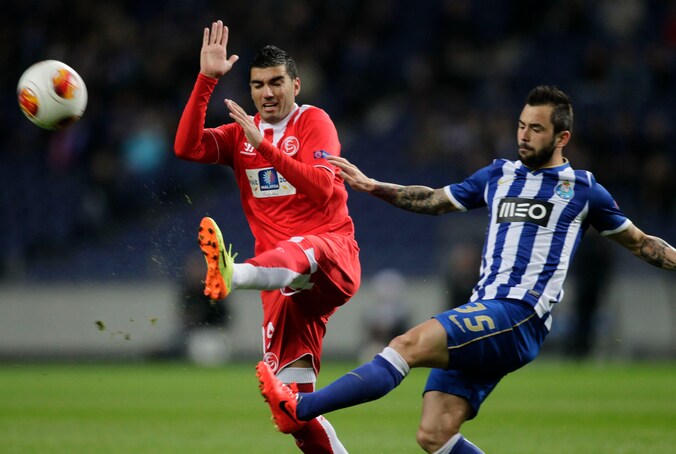 Defour (R) in duel met Reyes van Sevilla.
