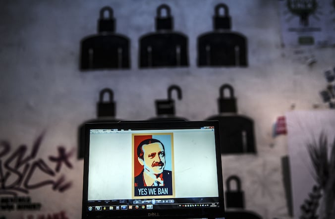 Uit protest dook deze cartoon van premier Erdogan op.