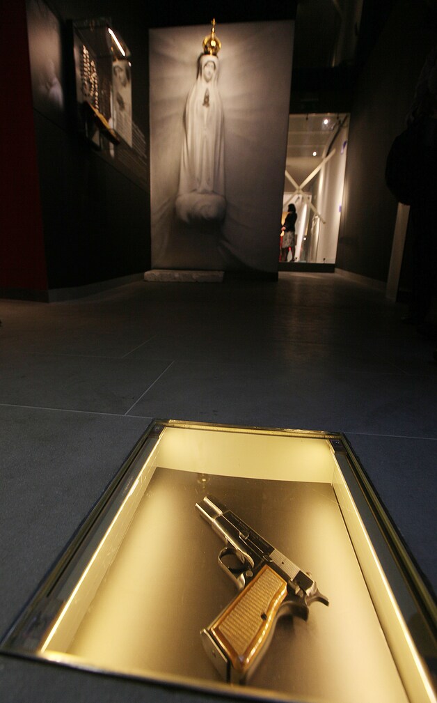Het pistool waarmee paus Johannes Paulus II werd beschoten in het nieuwe museum in Wadowice.