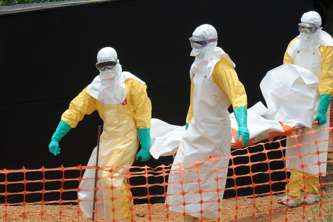Medewerkers van Artsen Zonder Grenzen' dragen het lichaam van een van de slachtoffers van het ebolavirus in Sierra Leone.