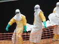 Medewerkers van Artsen Zonder Grenzen' dragen het lichaam van een van de slachtoffers van het ebolavirus in Sierra Leone.