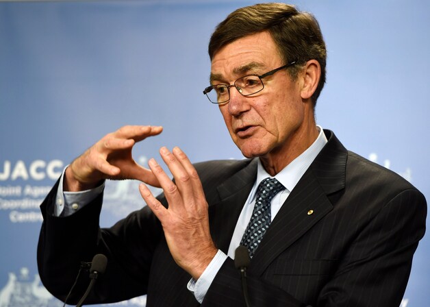 Angus Houston coördineert de zoekactie naar de vermiste Boeing.
