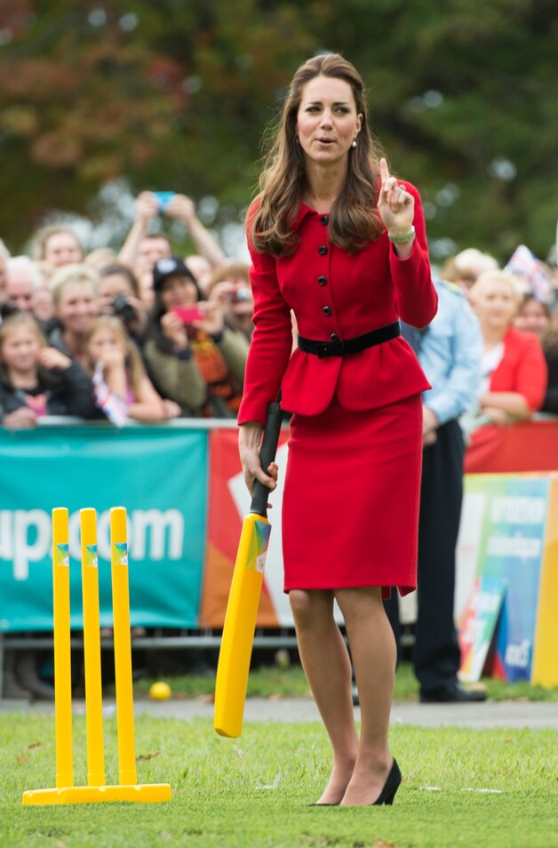 In stijl cricket spelen, Kate Middleton kan het. Met stijlvolle ceintuur die haar slanke taille benadrukt.