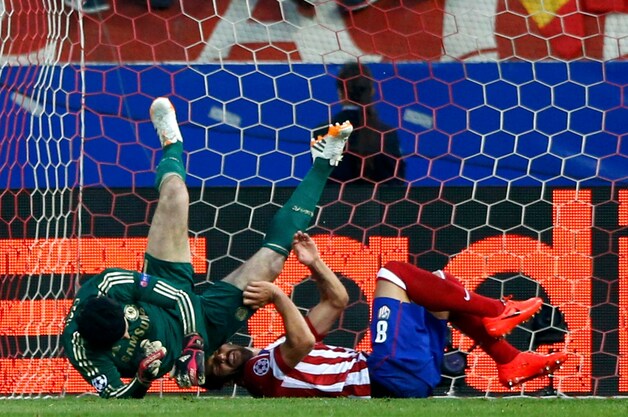 Cech kwam slecht neer op zijn elleboog en moest naar de kant