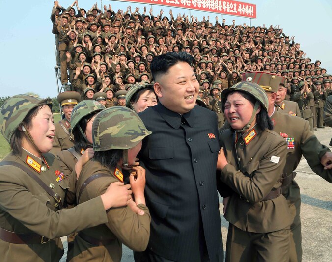 Leider Kim Jong-un omringd door vrouwelijke soldaten.