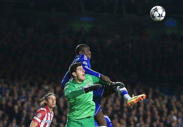 Thibaut Courtois in actie met Atlético tegen Chelsea.