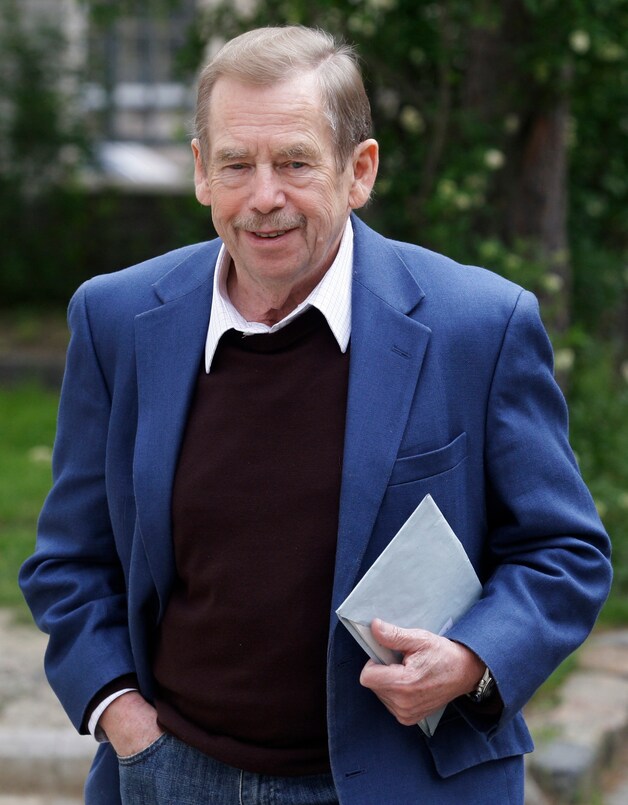 Vaclav Havel reageert tevreden.