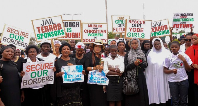 Nigeriaanse vrouwen protesteren vanwege het falen van de overheid om de meer dan 200 meisjes te vinden.