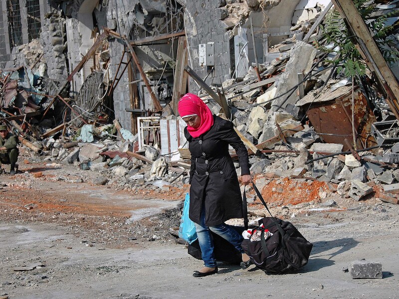 Een vluchtelinge in de Syrische stad Homs
