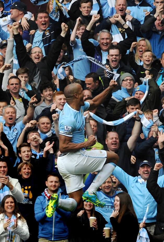 Kompany laat het Etihad een tweede keer uit zijn dak gaan tegen West Ham. Van enige spanning in de titelontknoping was geen sprake.