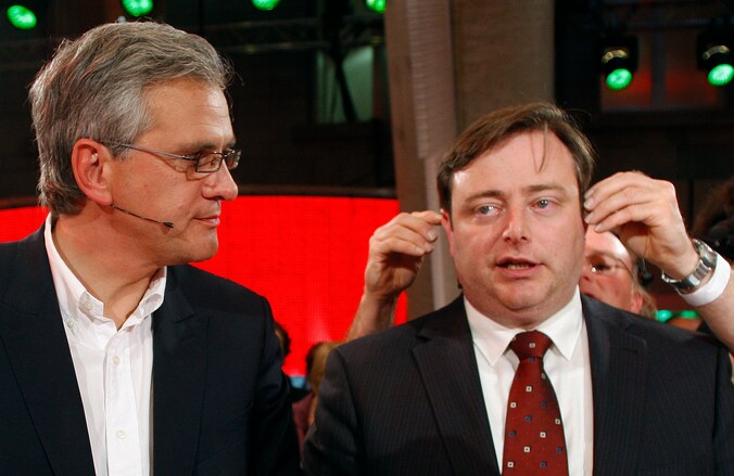 Verlaat Bart De Wever (rechts) het Vlaams parlement van minister-president Kris Peeters (links)?