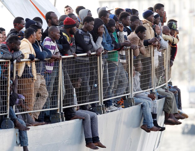 Vluchtelingen op een schip van de IJslandse kustwacht nabij Sicilië.
