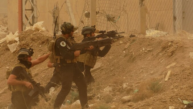 Soldaten strijden in Ramadi tegen IS.