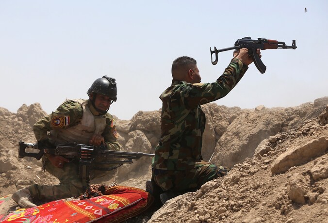 Iraakse militairen vuren naar posities van Islamitische Staat in de provincie Anbar. Daar veroverde IS vorige week vrijdag de stad Ramadi.