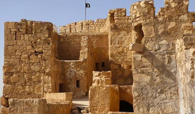 Vlag van IS bovenop een kasteel in Palmyra.