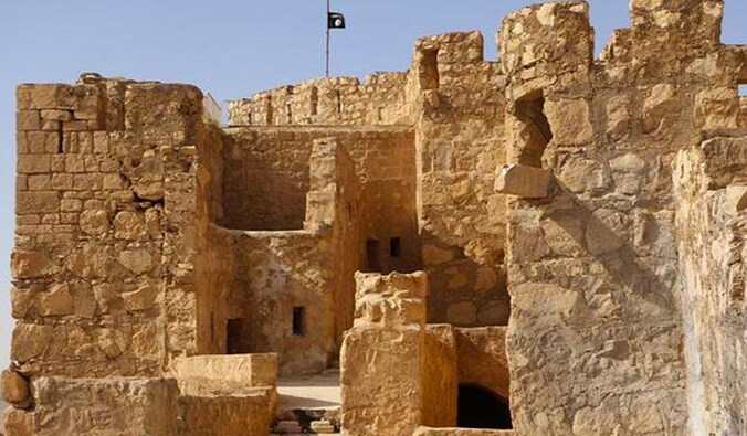 De vlag van IS wappert bovenop een kasteel in Palmyra.