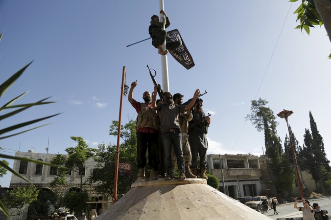 Strijders van al-Nusra vieren hun overwinning in Ariha, in de provincie Idlib.