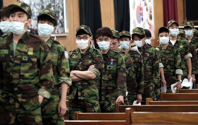 Zuid-Koreaanse militairen dragen maskers ter bescherming tegen het virus dat al aan vier mensen het leven kostte.