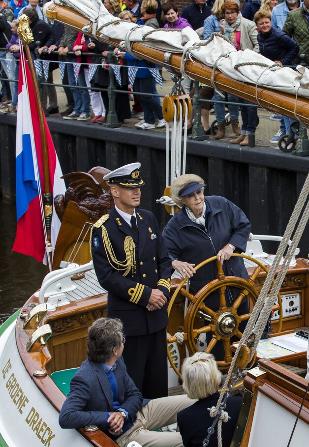 Prinses Beatrix aan het roer van De Groene Draeck tijdens de jubileumreünie van de Stichting Stamboek Ronde &amp; Platbodemjachten (SSRP), die werd opgericht in 1955.