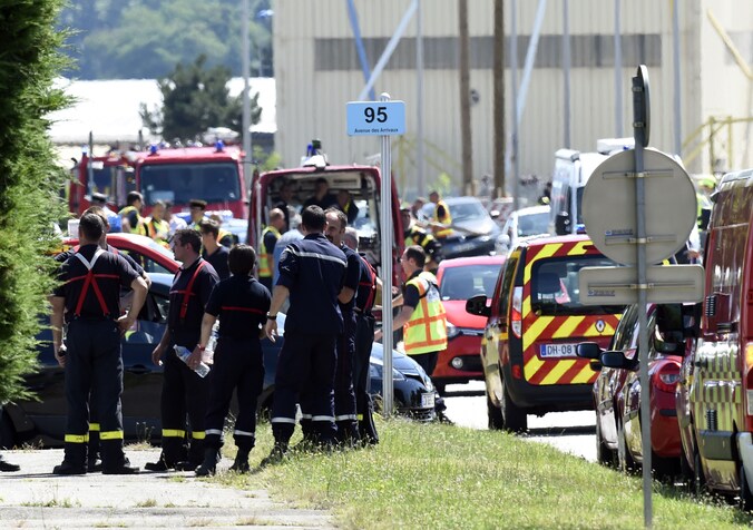 Politie en brandweer verzamelen zich voor de fabriek van Air Products in Saint-Quentin-Fallavier.