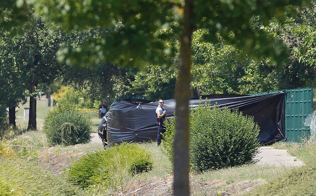 Franse agenten schermen de plaats af waar het hoofd van het dodelijke slachtoffer werd gevonden.