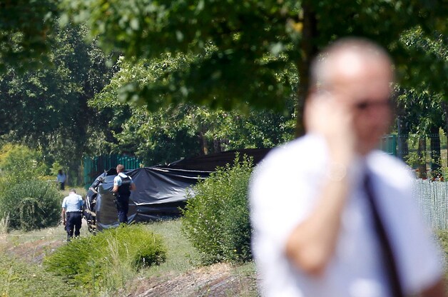 Politie bewaakt de afgeschermde plek nabij het bedrijf Air Products waar het onthoofde lichaam werd aangetroffen.