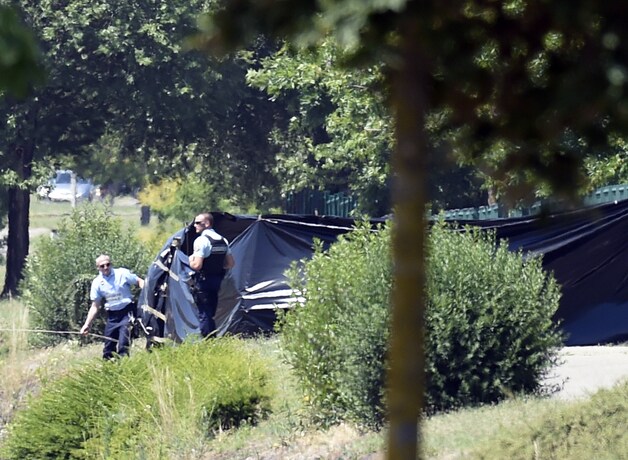 Politie bewaakt de afgeschermde plek nabij het bedrijf Air Products waar het onthoofde lichaam werd aangetroffen.