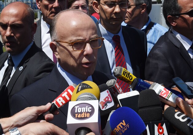 De Franse minister van Binnenlandse Zaken Bernard Cazeneuve riep op tot "terughoudendheid en waardigheid".