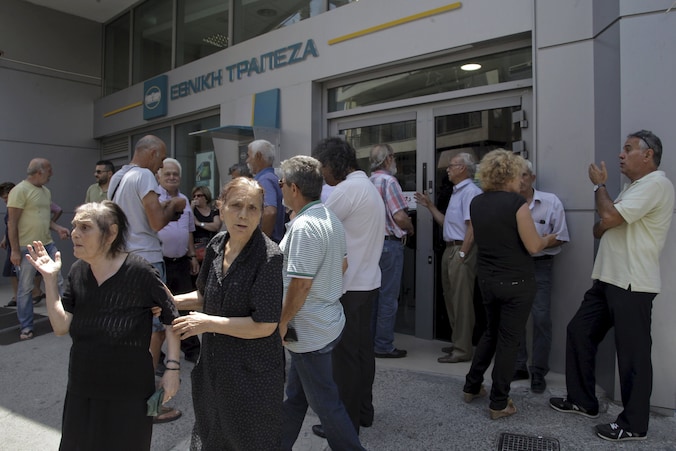 Griekse gepensioneerden op Kreta schuiven aan bij een filiaal van de nationale bank, eind juni vorig jaar.