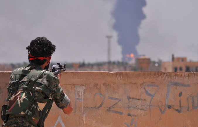 Een strijder van de Koerdische Volksbeschermingseenheden in de noordoostelijke Syrische stad Hasakeh.