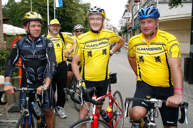 Philippe Muyters (L) en Geert Bourgeois (C) aan de start van de 29ste editie van 'De Gordel'