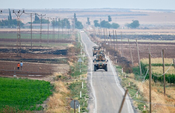 Turkse tanks nabij de Syrische grens.