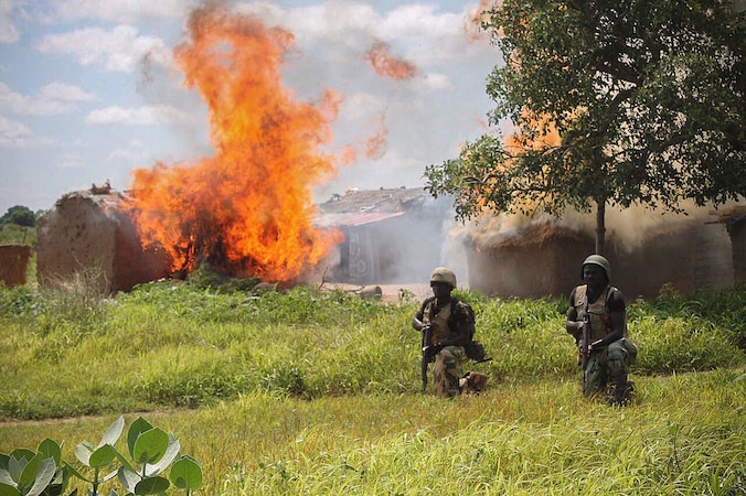Nigeriaanse soldaten ontruimen een kamp van Boko Haram.