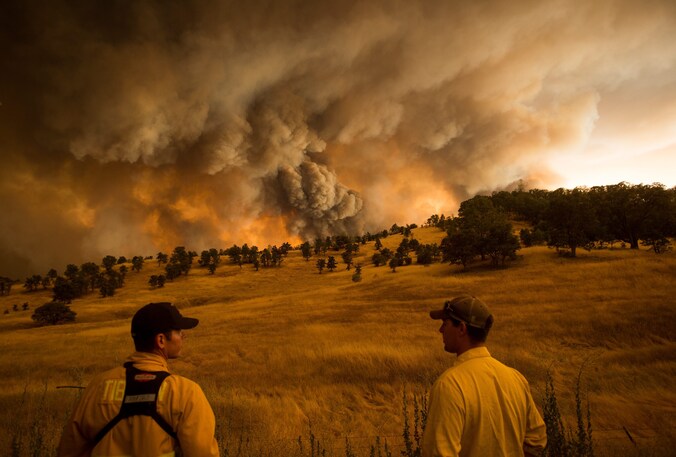 Twee brandweermannen observeren de bosbrand nabij Clearlake, Californië