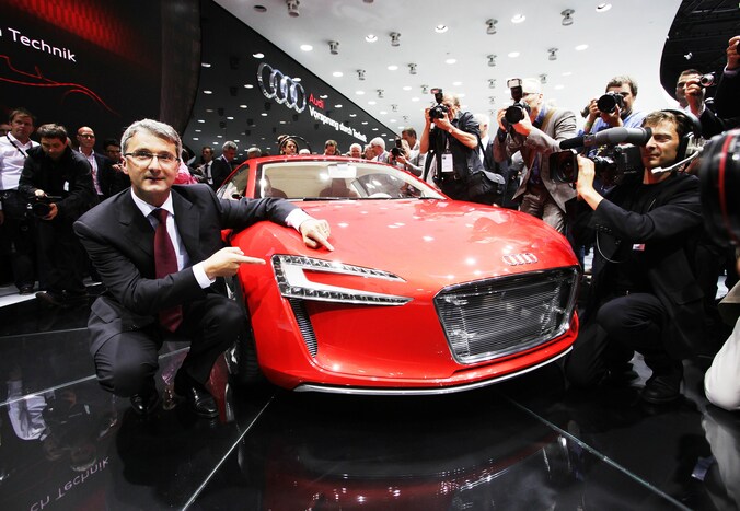 Rupert Stadler, CEO bij Audi, poseert naast een Audi R8 E-Tron, het model waarvoor de e-sound aanvankelijk ontwikkeld werd.