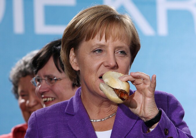 Ook bondskanselier Angela Merkel lust wel een worst.