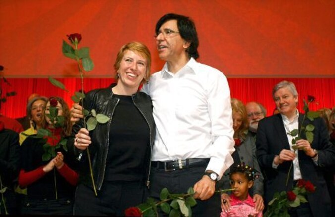 Caroline Gennez samen met Elio di Rupo op het podium.