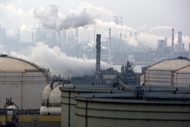 Fabrieken in de Chinese stad Qingdao zorgen net als in Peking voor veel uitlaatgassen.