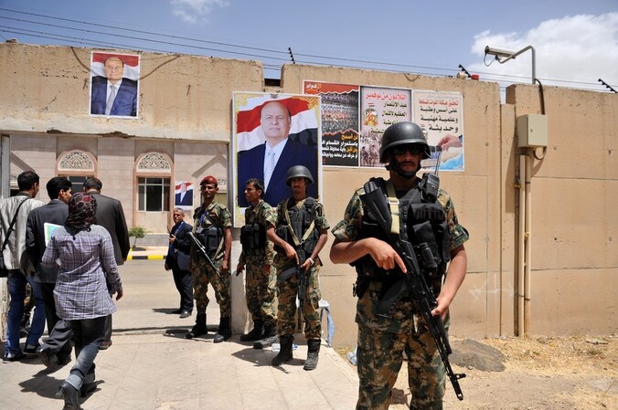 Jemenitische soldaten houden de wacht