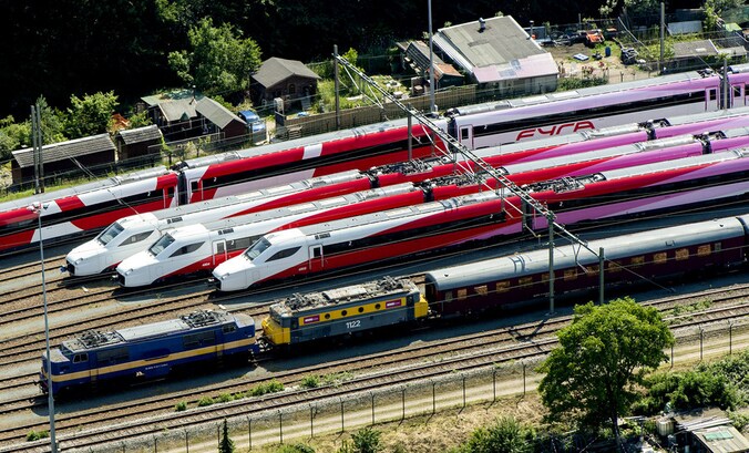Luchtfoto van Fyra treinstellen op een rangeerterrein in Amsterdam Watergraafsmeer.
