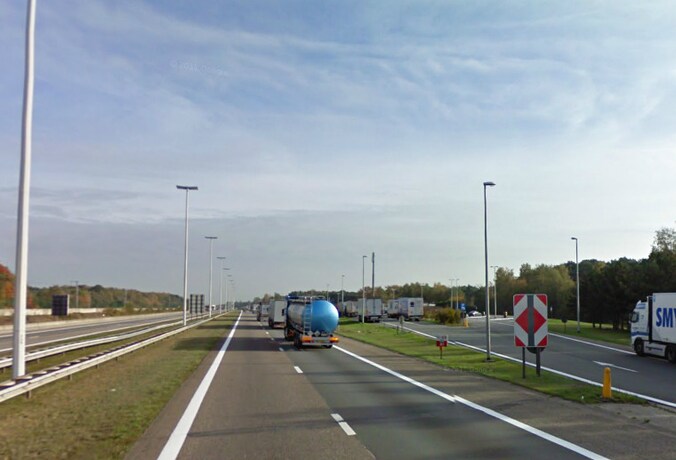 De parking langs de E19 in Brecht waar de drugskoerier het leven liet.