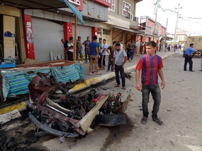 Het wrak van de auto waarin een bom tot ontploffing werd gebracht op de markt van Kirkuk.