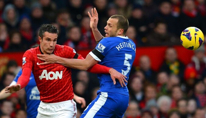 John Heitinga (rechts) namens Everton in duel met Robin van Persie van Manchester United.
