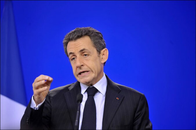 Critici zien in de wet een manoeuvre van president Sarkozy.