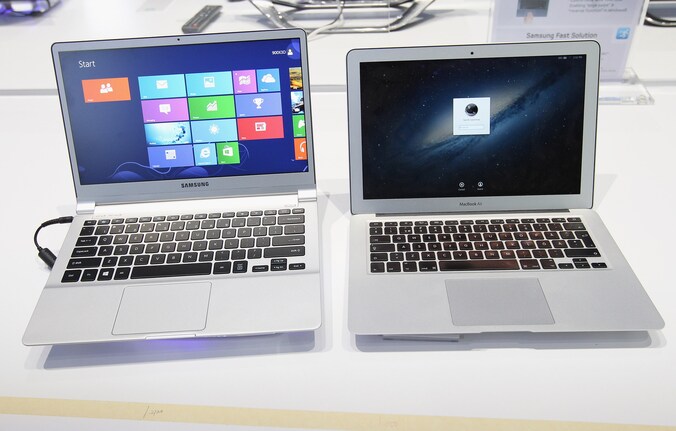 De Macbook (rechts) vindt al jarenlang navolging van de concurrentie, zoals Samsung (links).
