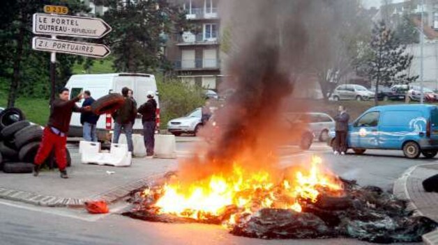 Vissers blokkeerden de toegang tot de haven van Boulogne-sur-Mer met brandende banden.