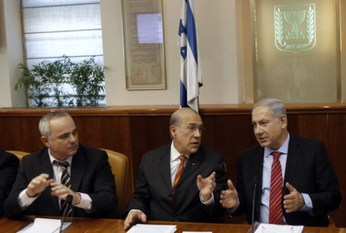 Minister van Financiën Yuval Steinitz (L) samen met premier Netanyahu (R)