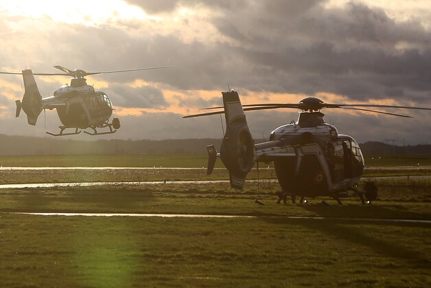 Helikopters vertrekken om het luchtruim boven Dammartin te bewaken.