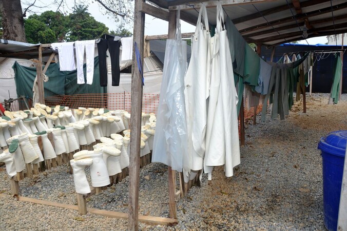 Beschermende pakken en schoenen bij een ebolaziekenhuis in West-Afrika.
